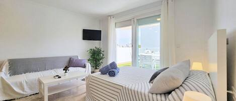 Tabla de planchar con plancha, wifi gratis, ropa de cama