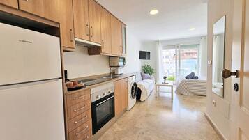 Réfrigérateur, micro-ondes, four, cafetiÚre/bouilloire