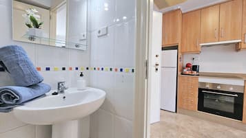 Fridge, microwave, oven, coffee/tea maker