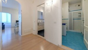 Un appartamento moderno con zona living, cucina e bagno.