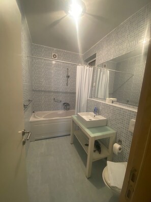Douche, séchoir à cheveux, serviettes fournies, savon