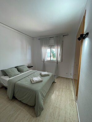 2 bedrooms, iron/ironing board, WiFi, bed sheets