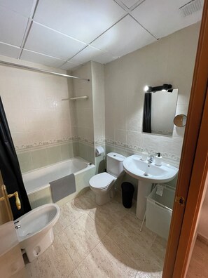 ヘアドライヤー、タオル、石鹸、トイレットペーパー