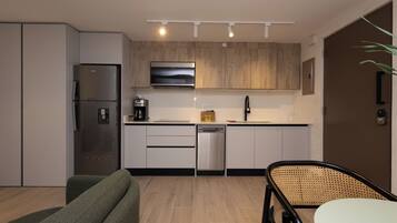 Refrigerador, microondas, horno y lavavajillas