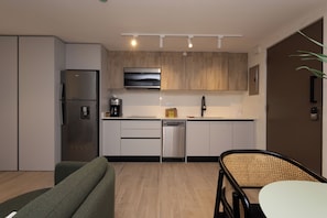 Refrigerador, microondas, horno y lavavajillas