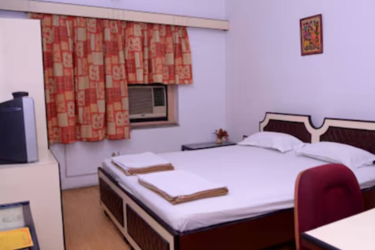 WiFi (free), bed sheets