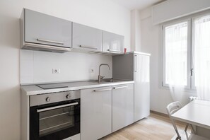 Apartment | Private kitchen | Electric kettle, freezer, dining tables - A pochi passi dal Mercato delle Erbe by Wonderful Italy (Bologna)