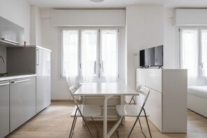 Departamento | Cocina privada | Tetera eléctrica, congelador y comedor 