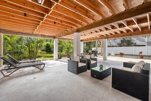 Terrace/patio - Private Home - 1 Block to Gulf -Heated Pool (Fort Myers Beach)