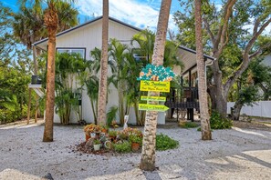 Property grounds - Private Home - 1 Block to Gulf -Heated Pool (Fort Myers Beach)