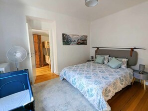 4 bedrooms, desk, travel cot, free WiFi - Spacious flat with magnificent terrace overlooking Lake Geneva. (Saint-Gingolph)