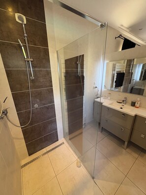 Dusche, Haartrockner, Handtücher, Toilettenpapier