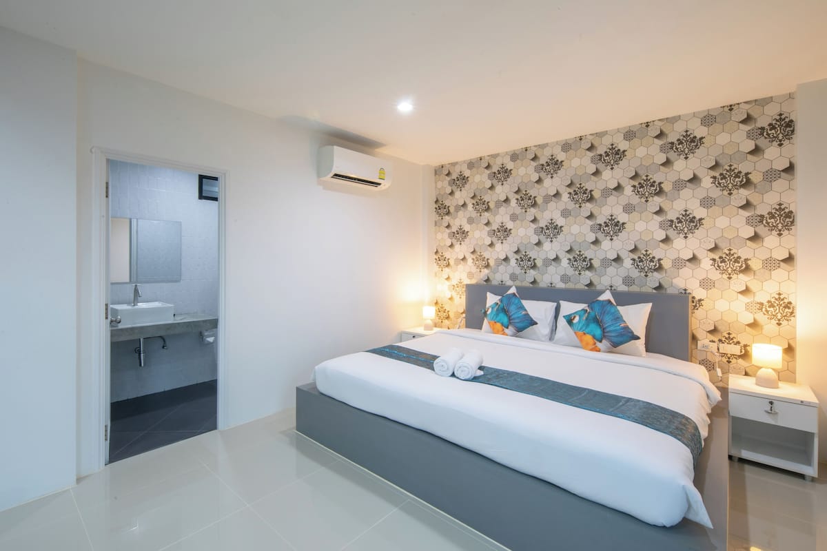 Deluxe Double or Twin Room, Microwave | Soundproofing, iron/ironing board, free WiFi, bed sheets