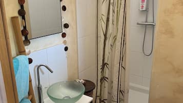 Shower, towels, soap, toilet paper