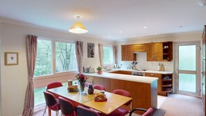 Fridge, microwave, oven, dishwasher - Torr Beatha - Cosy home to let in Kincraig (Kincraig)