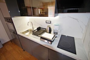 Geladeira, fogão, cooktop, lava-louças