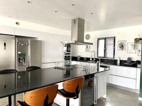 Fridge, microwave, stovetop, dishwasher. VILLA DIANE