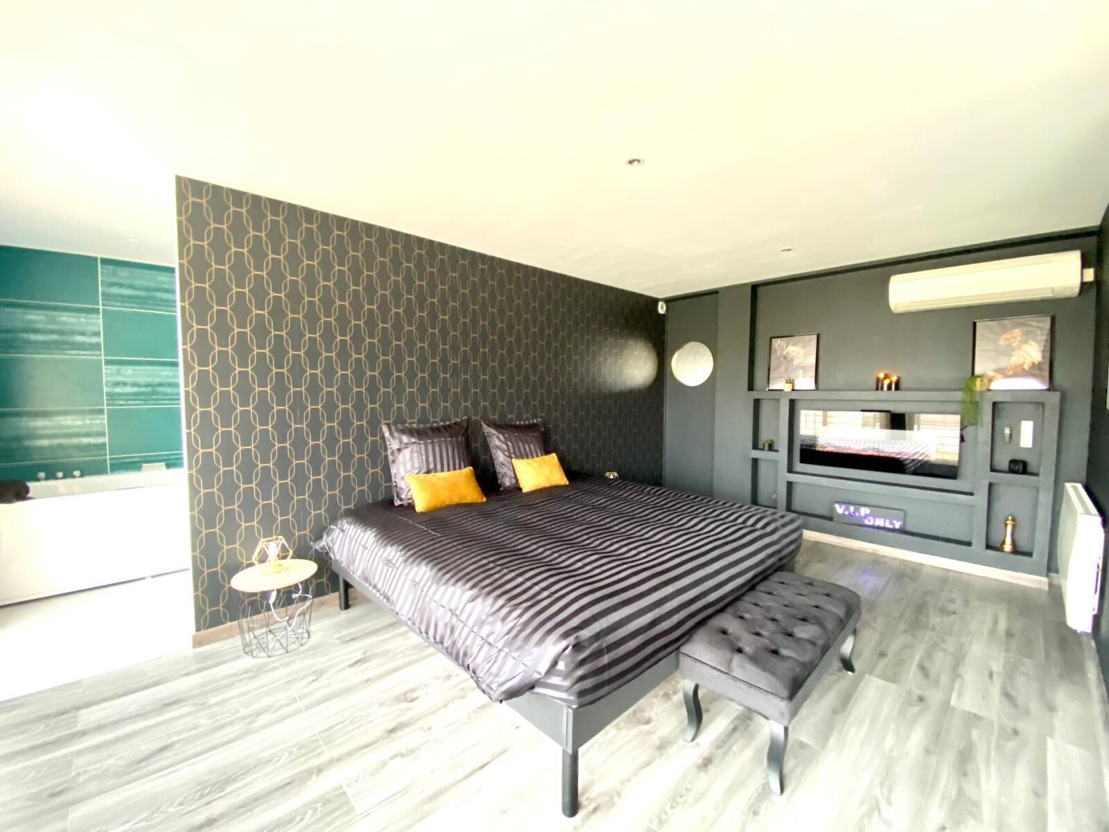 5 bedrooms, iron/ironing board, WiFi, bed sheets