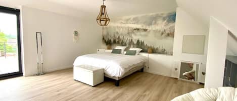 5 bedrooms, iron/ironing board, WiFi, bed sheets