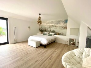5 bedrooms, desk, iron/ironing board, WiFi