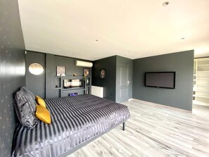 5 habitaciones, tabla de planchar con plancha, wifi y ropa de cama 