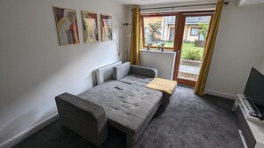2 bedrooms, iron/ironing board, free WiFi, bed sheets - Greenhithe Flat-kent- 20 Mins to London-petsok (Greenhithe)