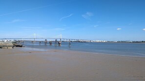 A beach with a large bridge in the background. - Greenhithe Flat-kent- 20 Mins to London-petsok (Greenhithe)