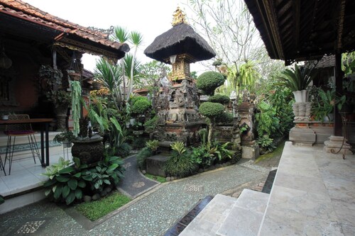 Capital O 94011 Binhari Guest House