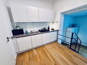 Kjøleskap, mikrobølgeovn, ovn og kokeplater