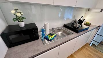 Réfrigérateur, four à micro-ondes, un four, surface de cuisson