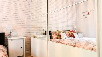 1 slaapkamer, een strijkplank/strijkijzer, gratis wifi