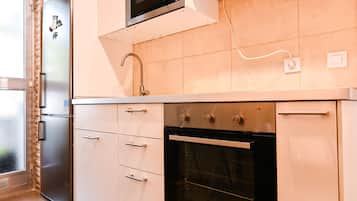 Frigorífico, microondas, horno y cafetera o tetera