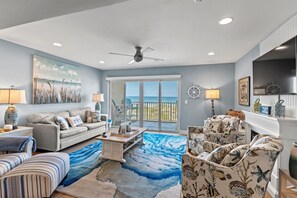 Een televisie, een open haard en een kantoor