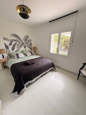 2 soveværelser, pengeskab på værelset, skrivebord, weekendseng