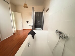 Hårtørrer, håndklæder, Toiletpapir