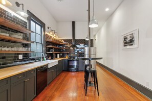 冷蔵庫、電子レンジ、オーブン、コンロ