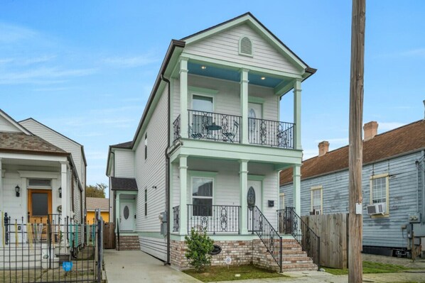 المنشأة من الخارج