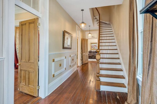 Pet-Friendly | 2 Porches, 2 Blocks to Streetcar