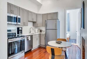 Kylskåp, mikrovågsugn, ugn och spishäll