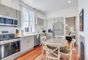 Réfrigérateur, four à micro-ondes, un four, surface de cuisson