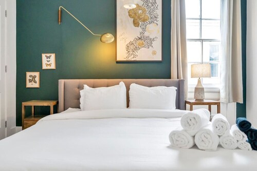 Chic Magazine St. Apt | King Bed, Balcony, Parking