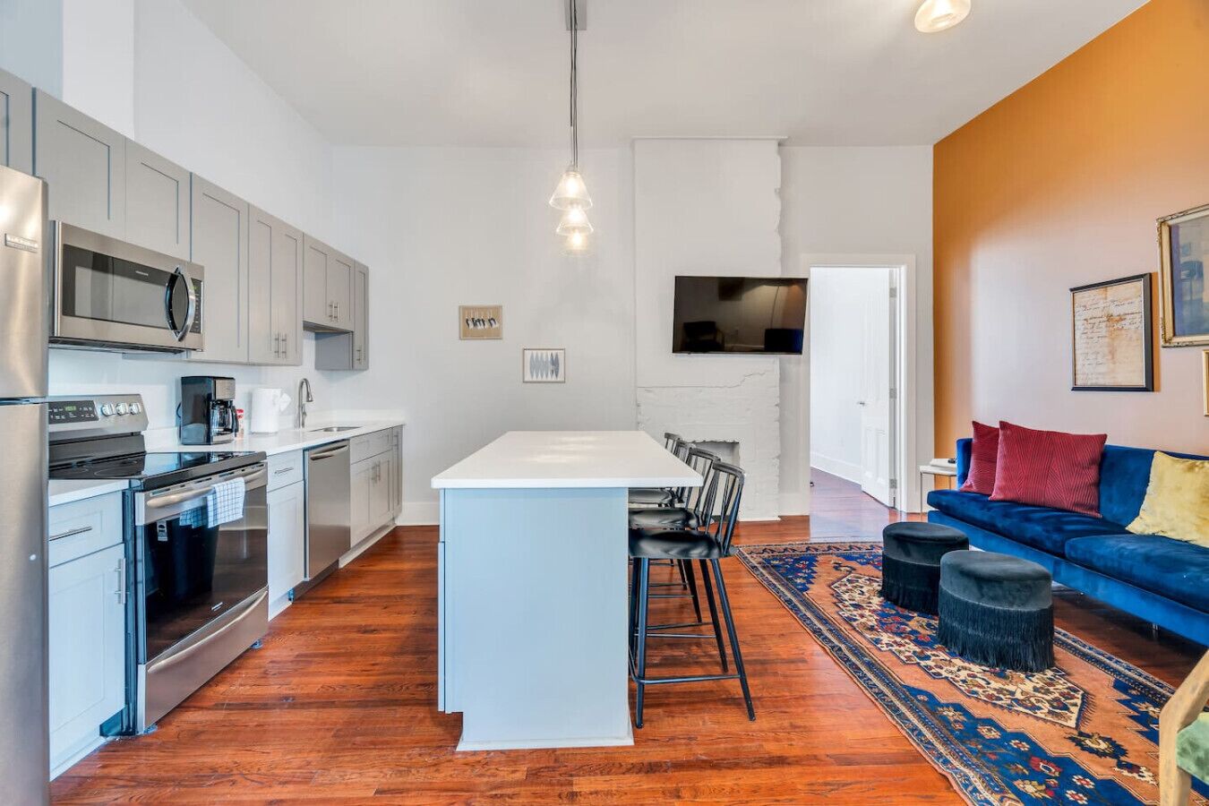 Réfrigérateur, micro-ondes, four, plaque de cuisson