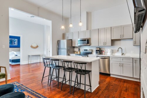 Magazine St. Retreat | Outdoor Balcony + Parking