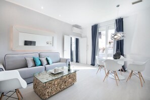 标准公寓, 2 间卧室 | 起居区 | 46-英寸纯平电视（配备数码频道）