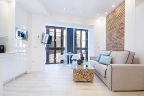 Superior Studio, City View | Living area | 46-inch flat-screen TV with digital channels - BIBO SUITES Gran Via (Granada)