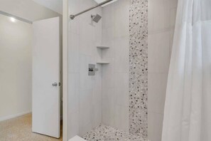 Douche, séchoir à cheveux, serviettes fournies