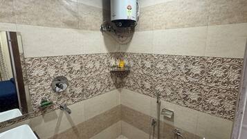 Bidet, serviettes fournies, savon