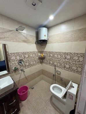Bidet, towels, soap - Cozy Rooms Mountain View in the Heart of Nainital (Smanora Range)