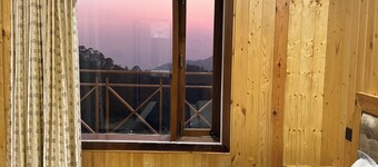 Cozy Rooms Mountain View in the Heart of Nainital