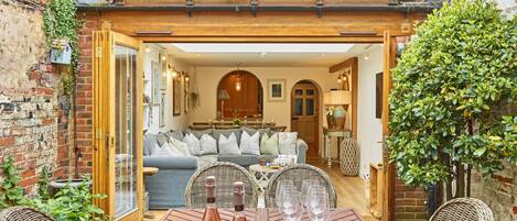 تناول الطعام بالخارج